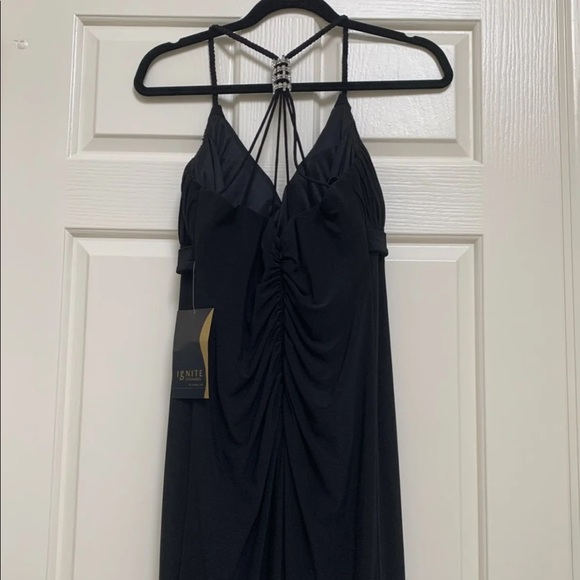 Black gown - Picture 4 of 8